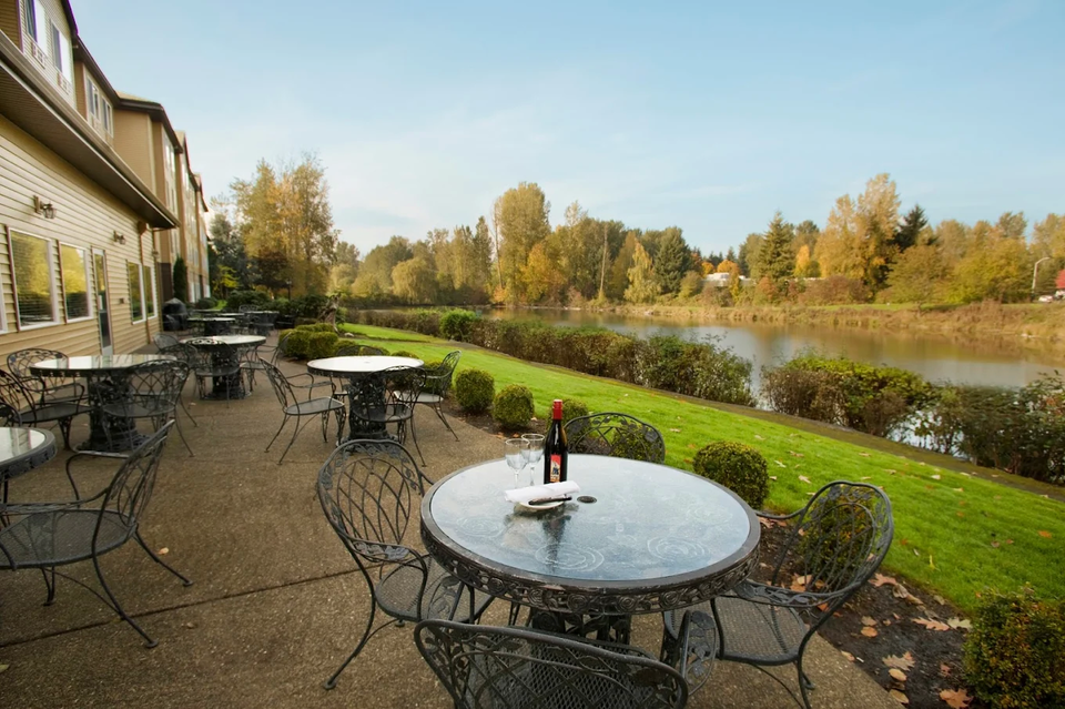 Lakeside Bar & Grill